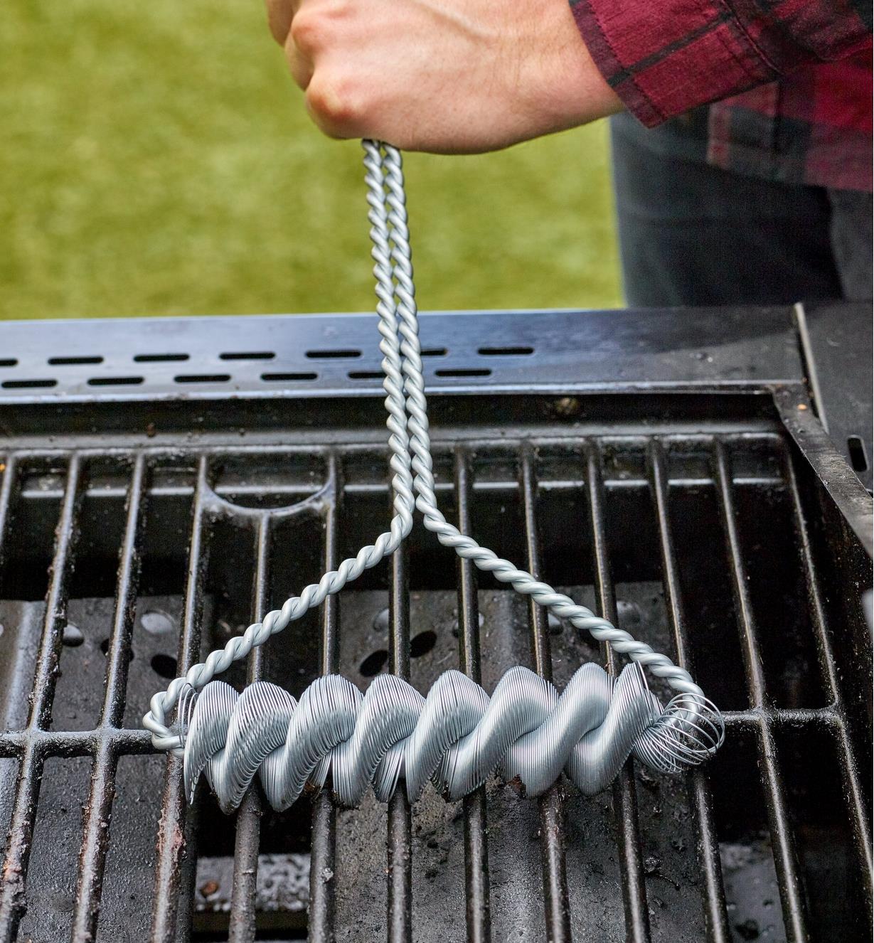 Close-up of the bristle-free barbecue brush head, showing coils flexing around the barbecue grating