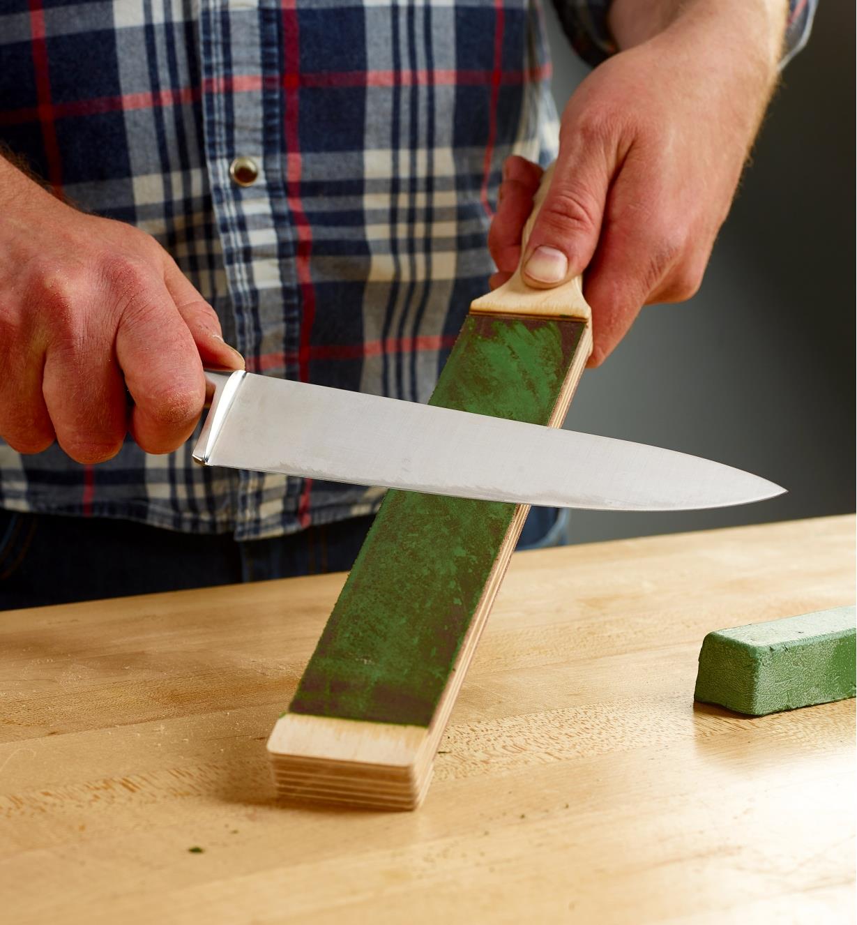 Repassage du tranchant d'un couteau de cuisine sur un cuir à rasoir fixé à une planche double face Veritas et enduit de pâte abrasive Veritas