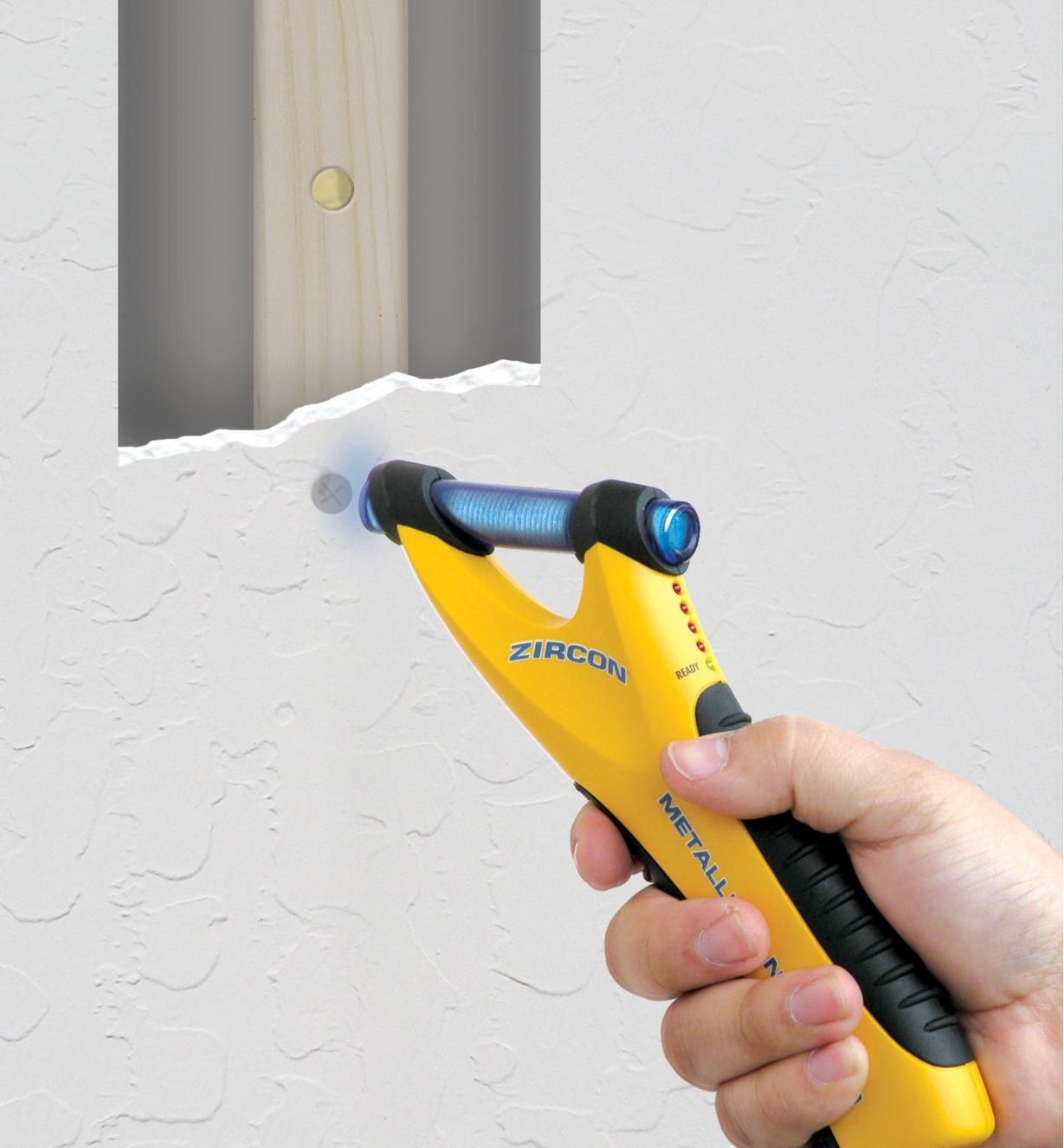 Finding a stud behind drywall by pinpointing nails with the Zircon M40 metal detector