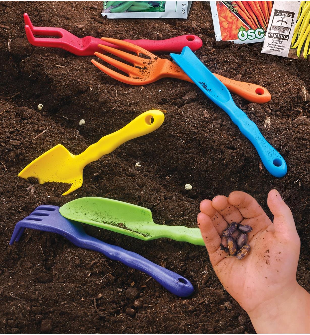 Enfant jardinant avec de petits outils de jardinage