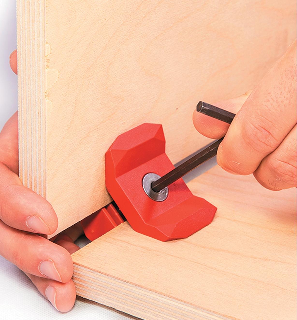 Tightening a 90° Red Playwood Connector with a hex key