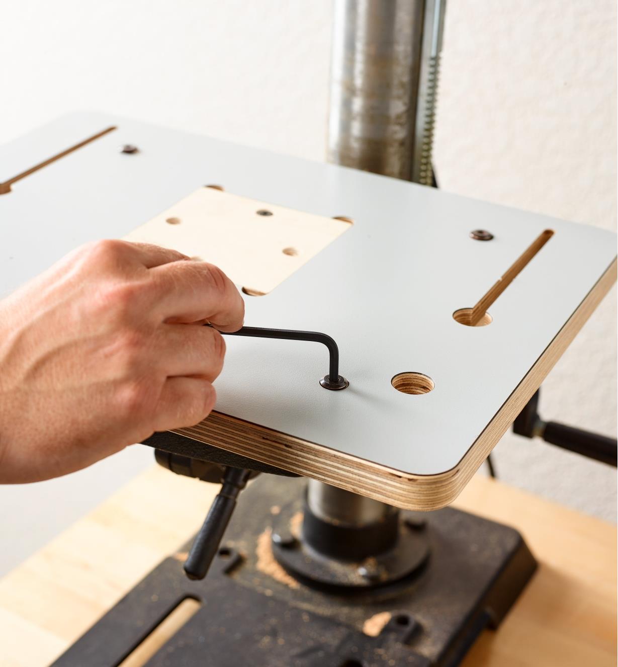 Securing the table top to the mounting plate