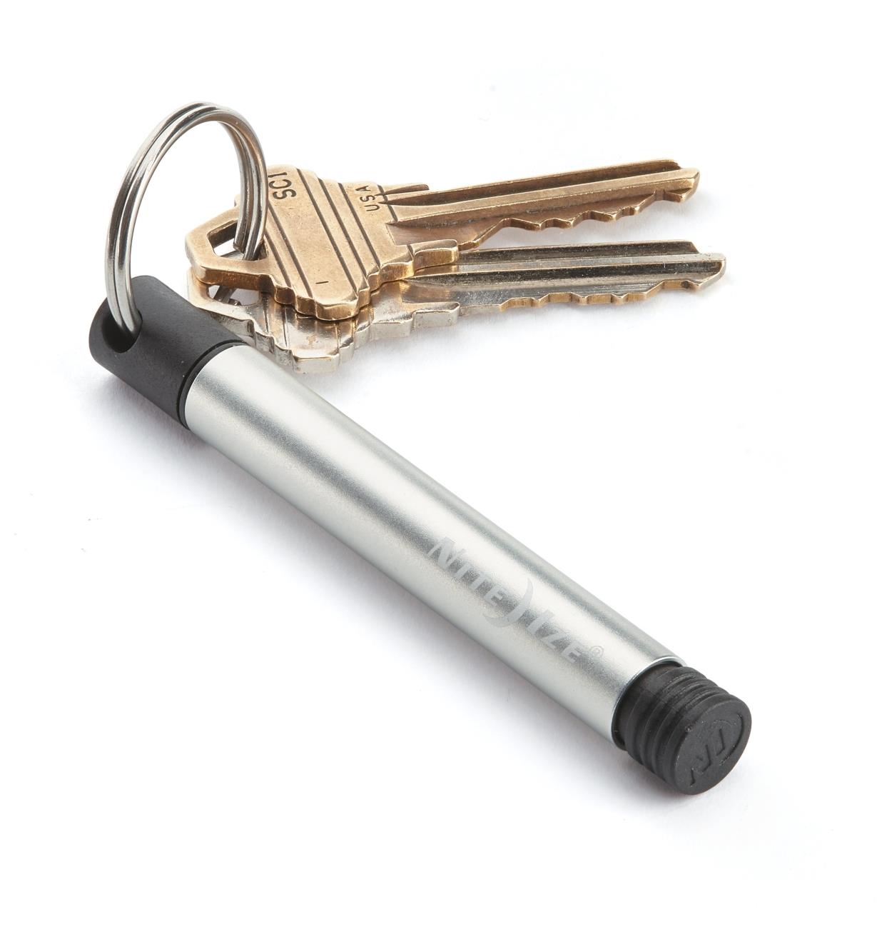 Un stylo d'aventurier Inka gris attaché à un porte-clés.