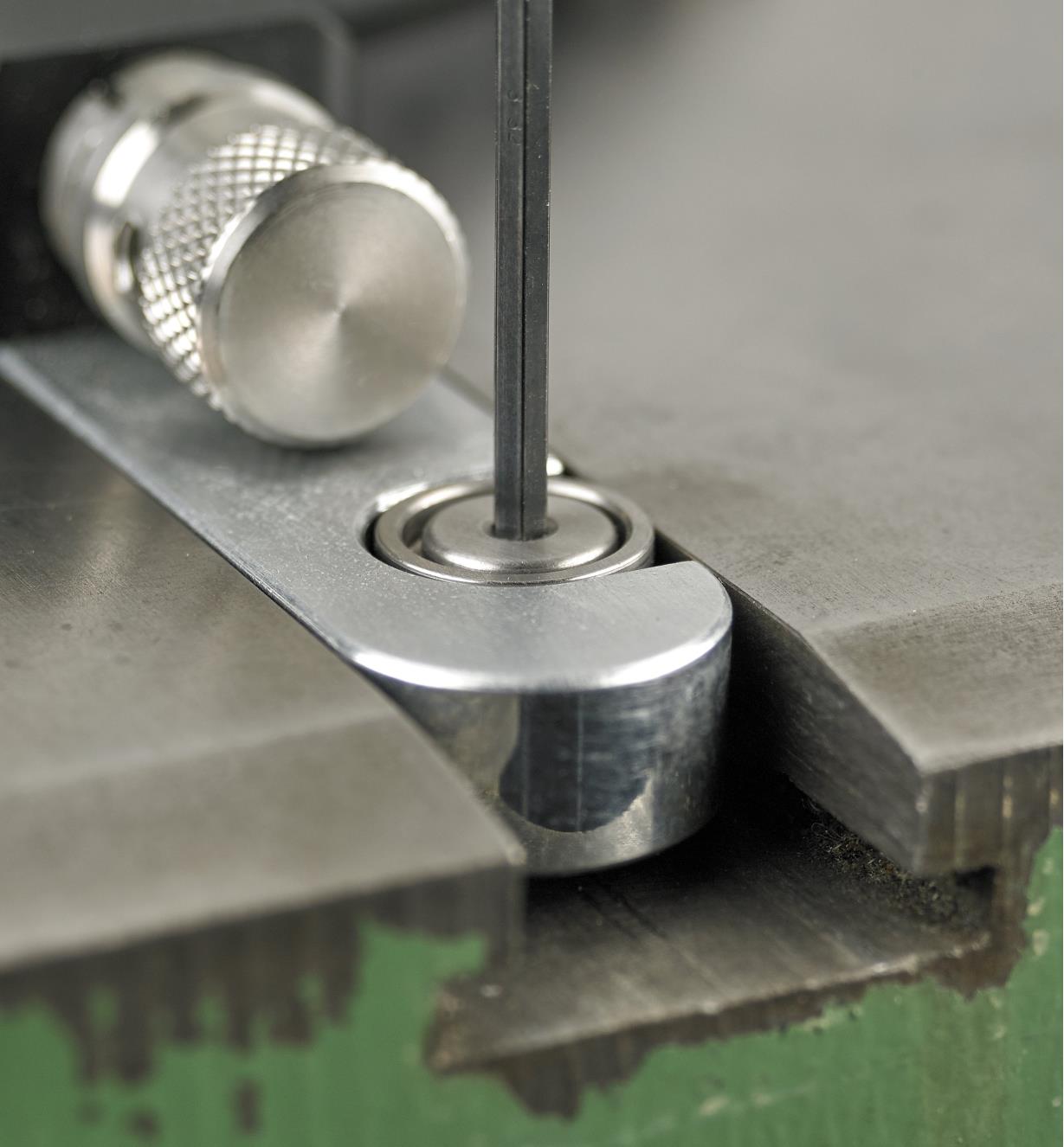 Tightening the bar snugger screws in the guide bar of the JessEm Mite-R-Excel II Miter Gauge