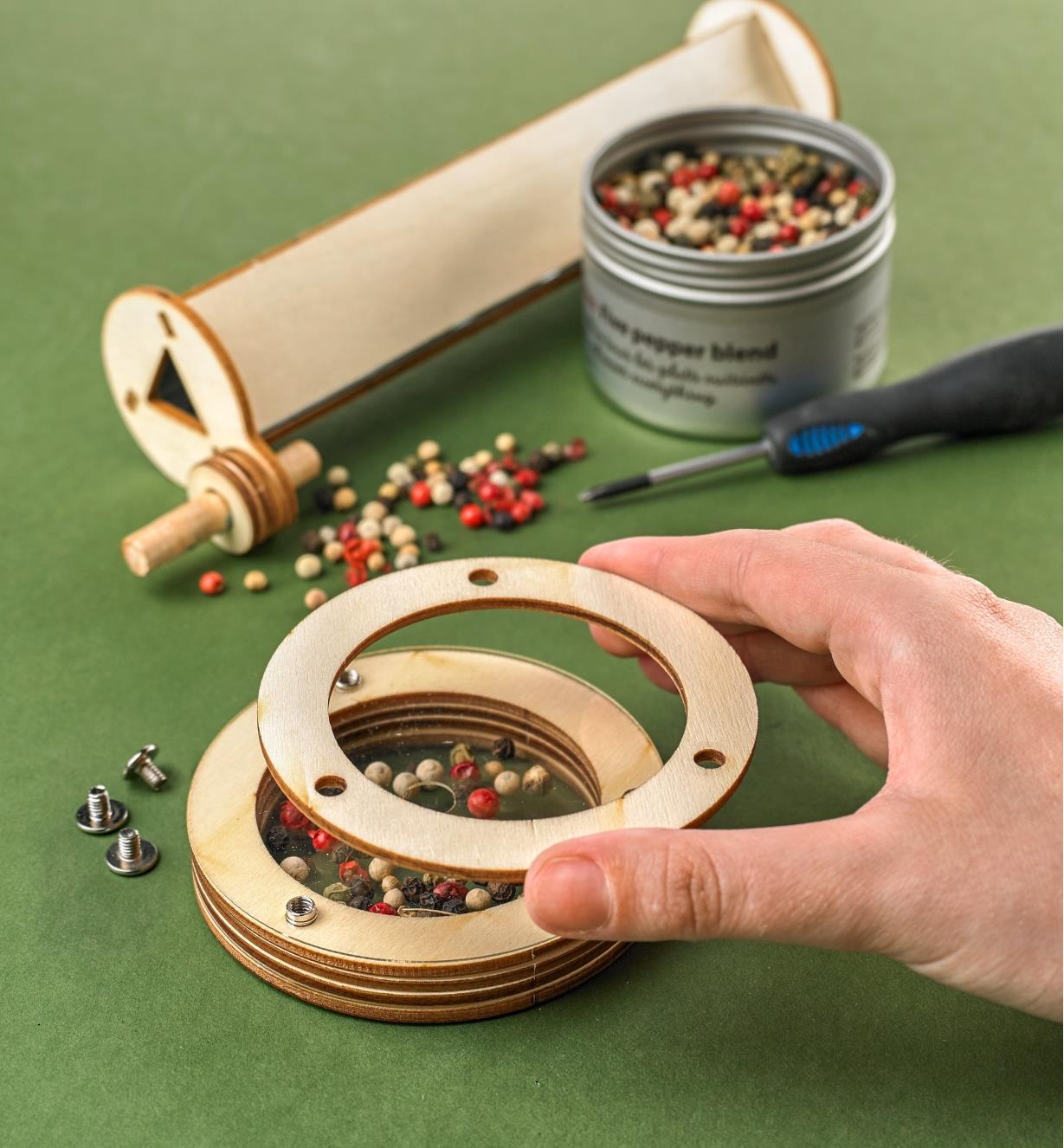 Disque rotatif du kaléidoscope rechargeable, démonté pour le remplir de grains de poivre colorés