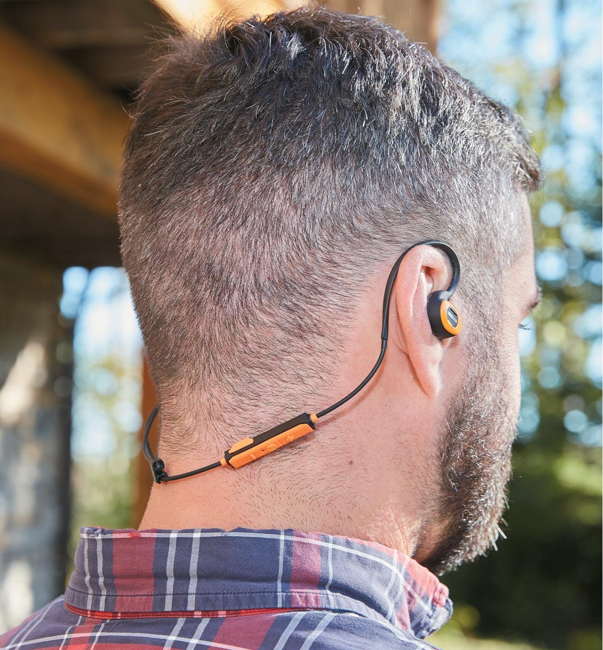 Homme portant des écouteurs antibruit électroniques sans fil ISOtunes Pro avec Bluetooth
