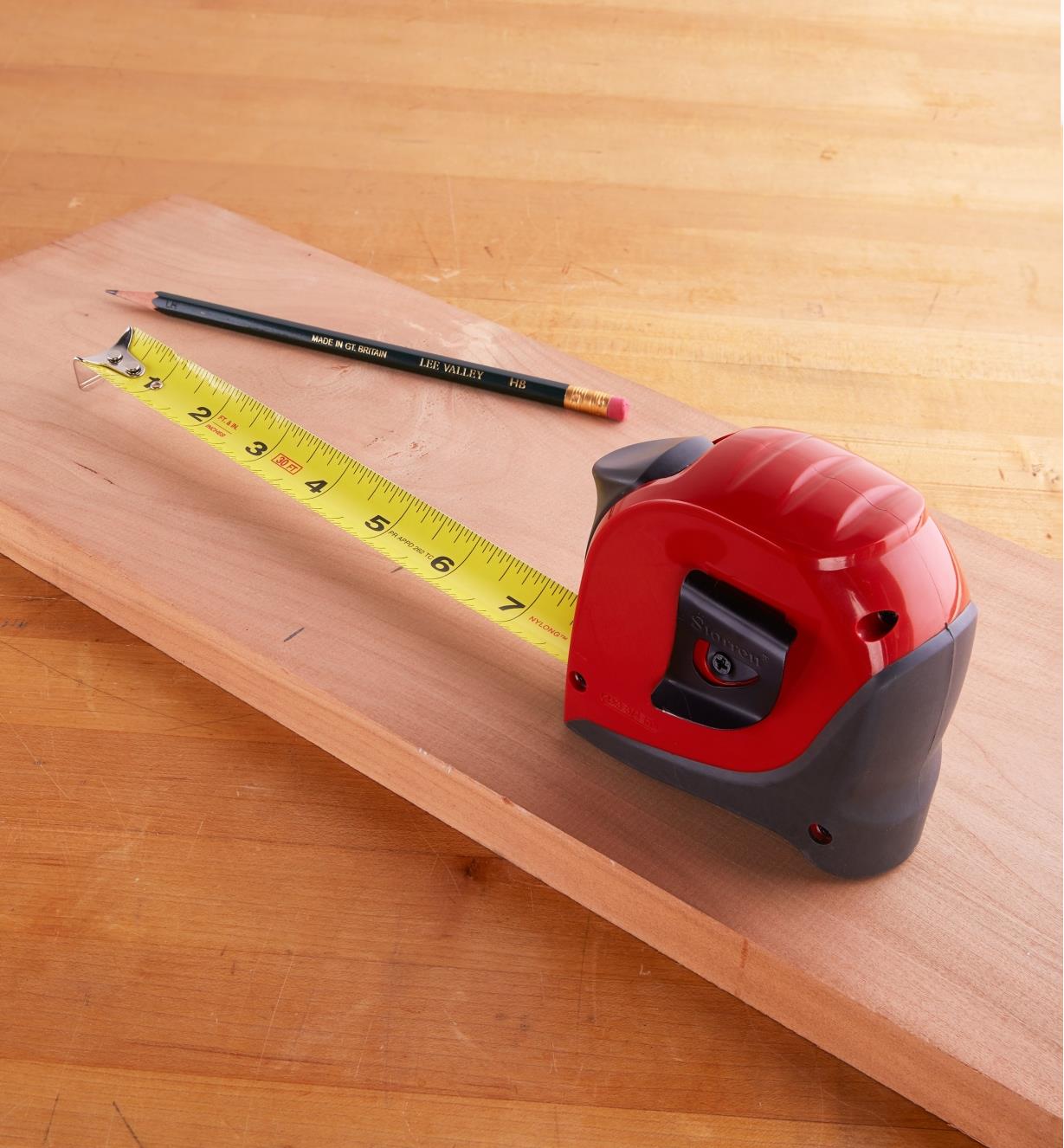 Ruban à mesurer Exact Starrett sur une planche en bois
