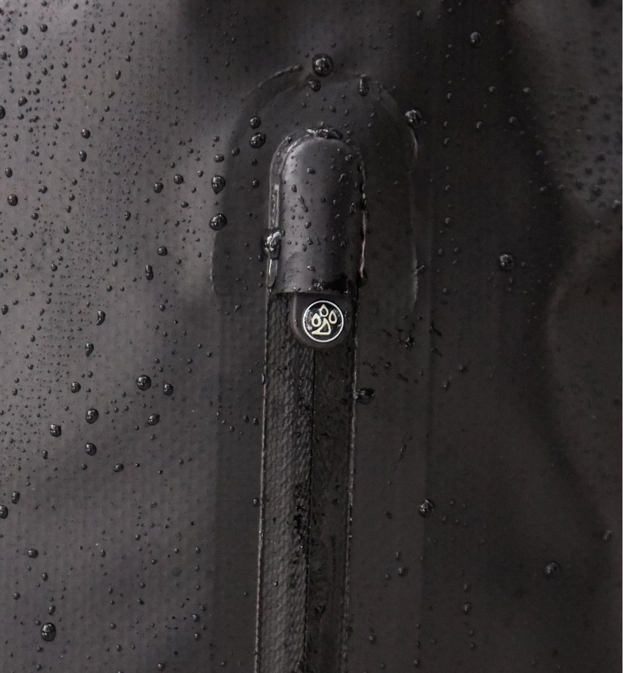 Curseur dissimulé sous le couvre-curseur pour empêcher l'eau de s'infiltrer dans le sac à dos étanche par la fermeture à glissière de la poche extérieure