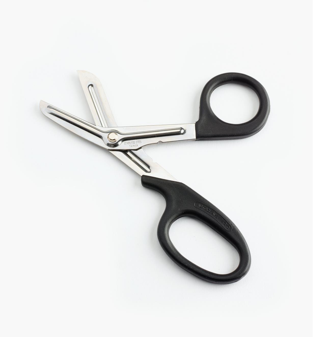 AB522 - Clamshell Scissors