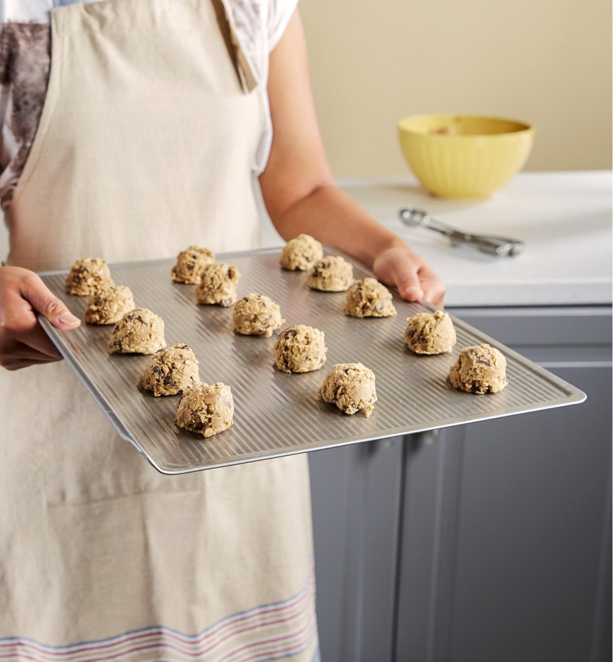 Boules de pâte à biscuits sur une plaque à biscuits avant la cuisson