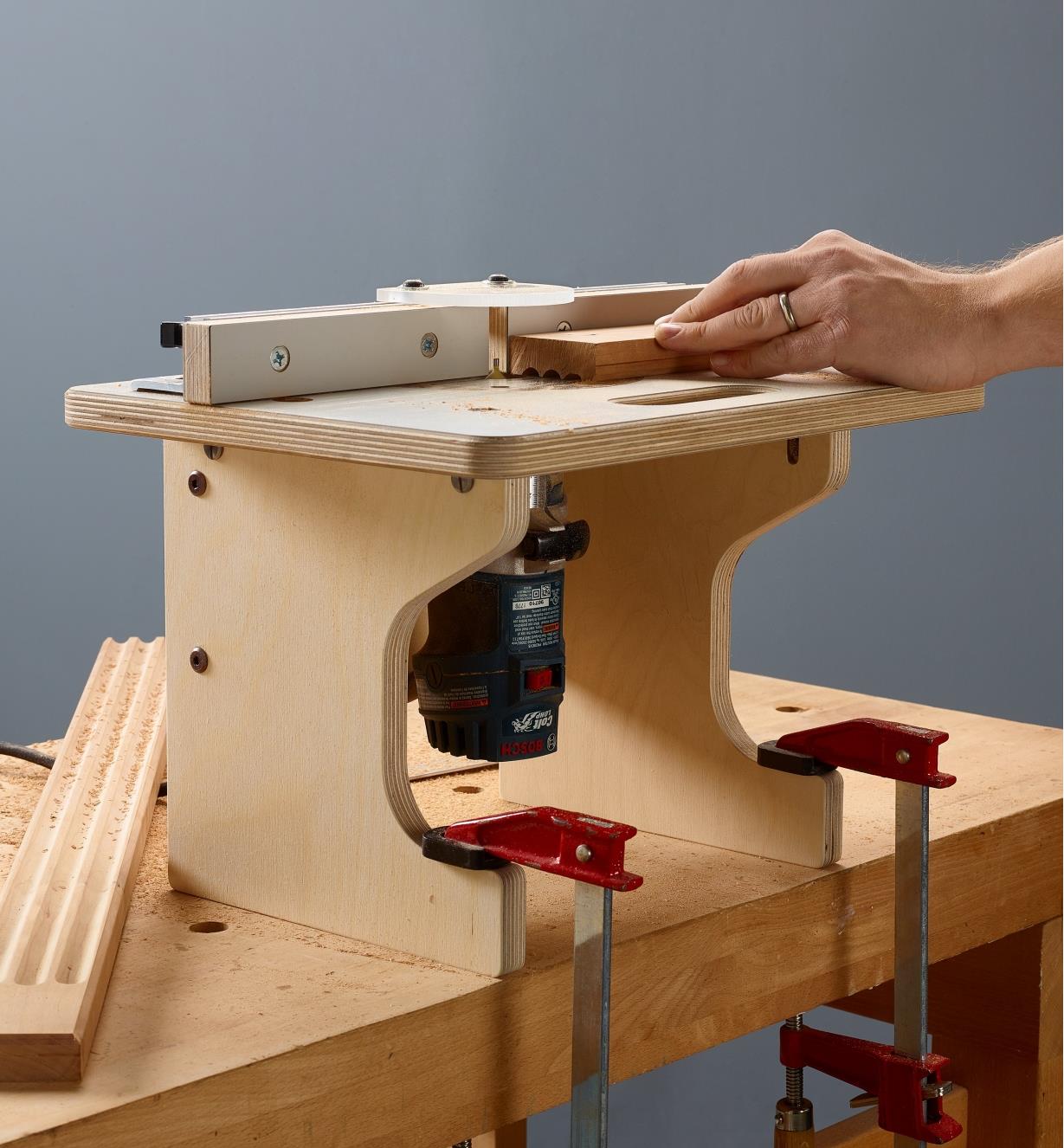 Veritas table system for compact routers clamped to a workbench
