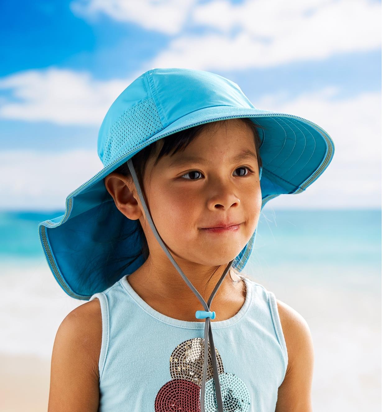 Fille portant un chapeau pour enfant bleu