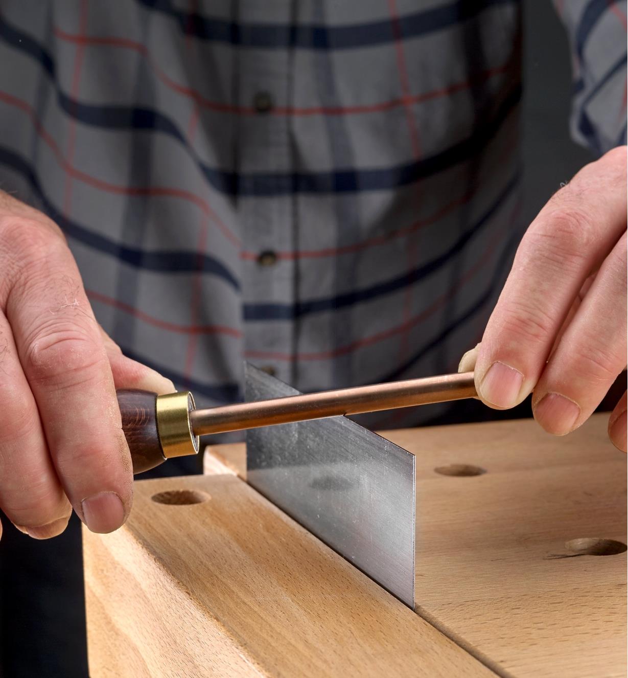 Burnishing a hook on a card scraper using the Veritas Round Burnisher