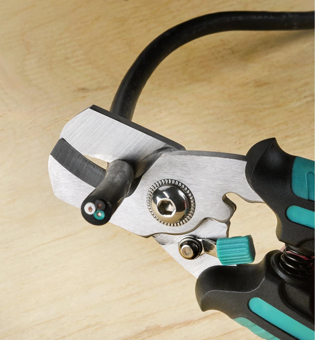 Pinces coupe-câble servant à couper un câble électrique à fils toronnés de gros calibre