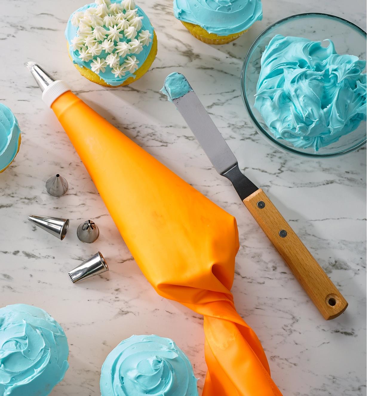 The cake decorating set with frosted cupcakes