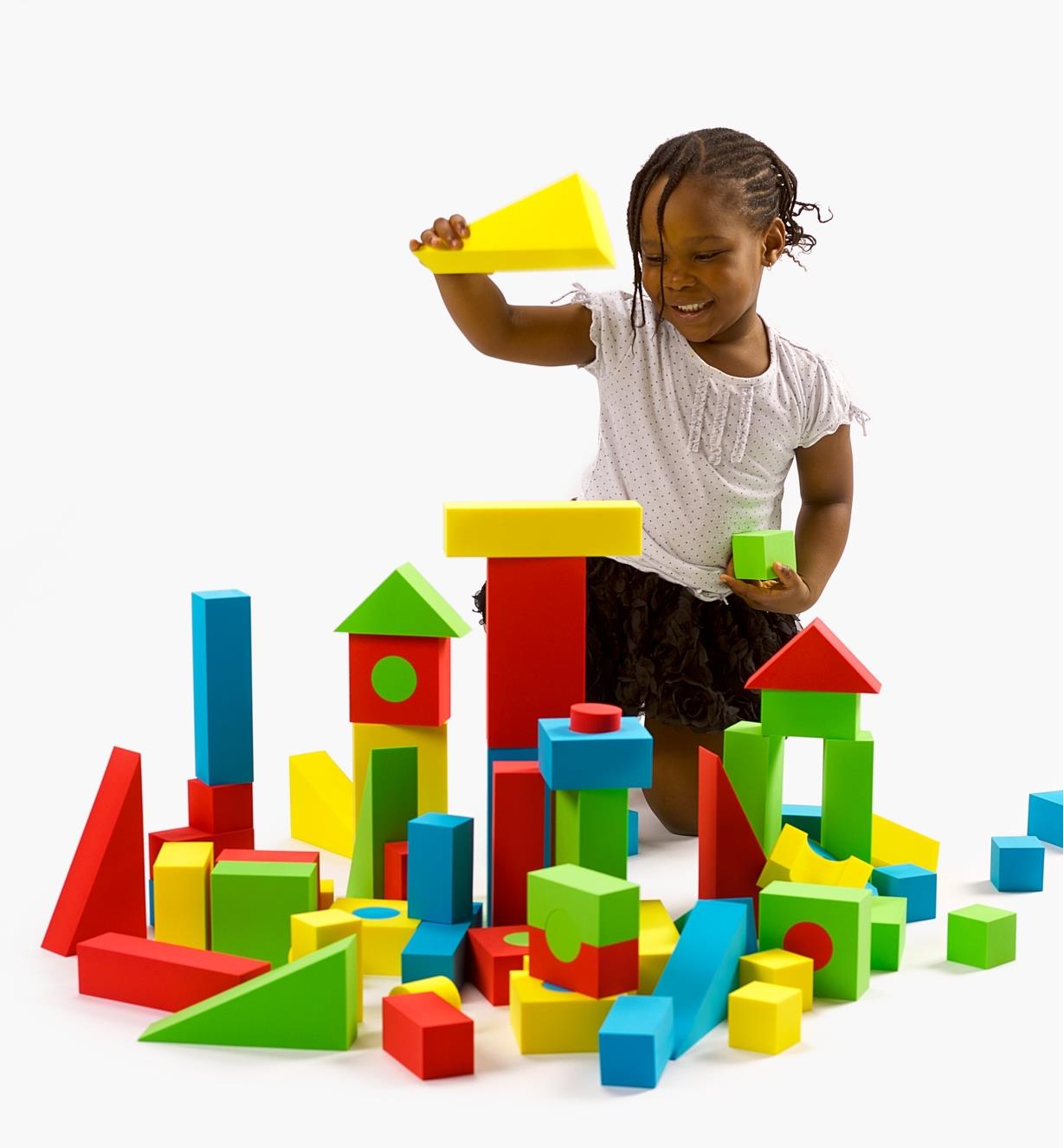 Enfant jouant avec des blocs de construction anti-éraflures