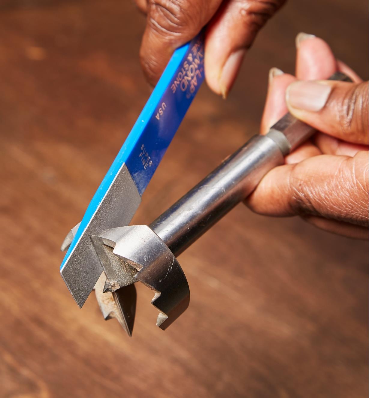 Using a paddle hone on a saw-tooth bit