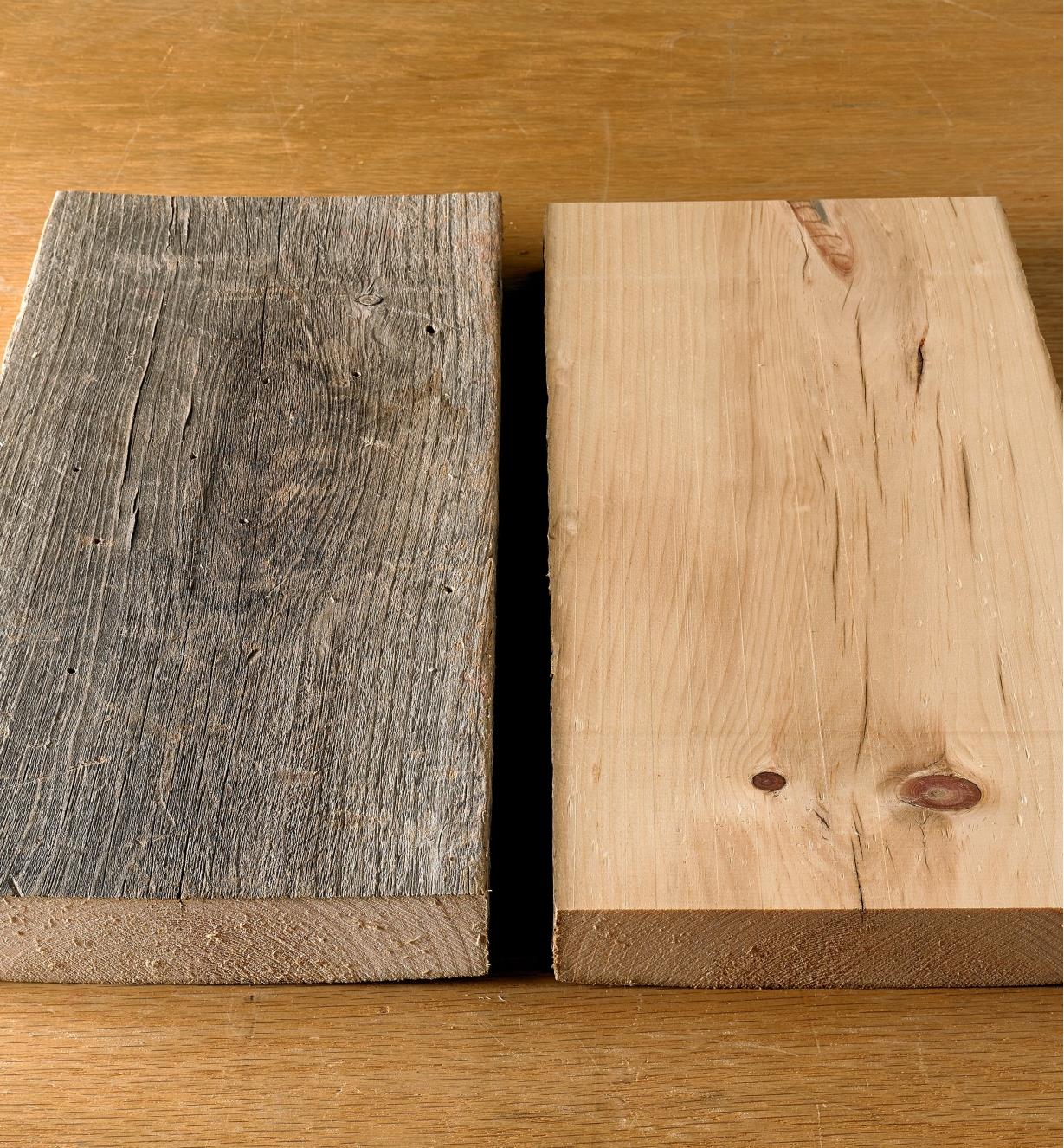 Planche de bois brut voilée à gauche; planche lisse et plane à droite