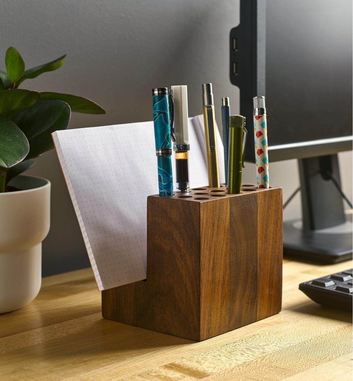 Porte-stylos en bois enduit de cire pour meuble Walrus Oil sur un bureau de travail