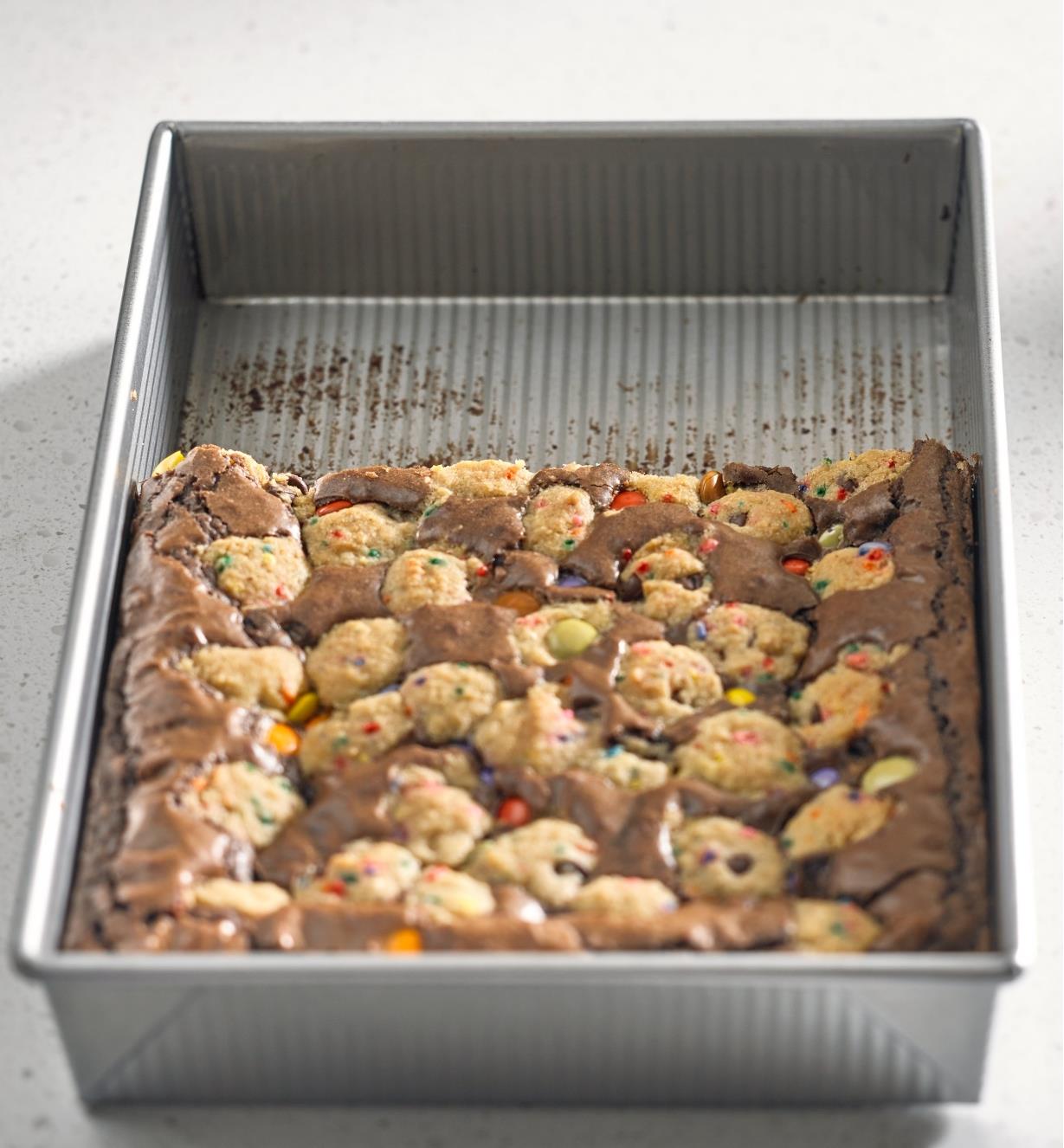 Moule à gâteau antiadhésif de 13 po × 9 po fabriqué par USA Pan à moitié plein de brownies