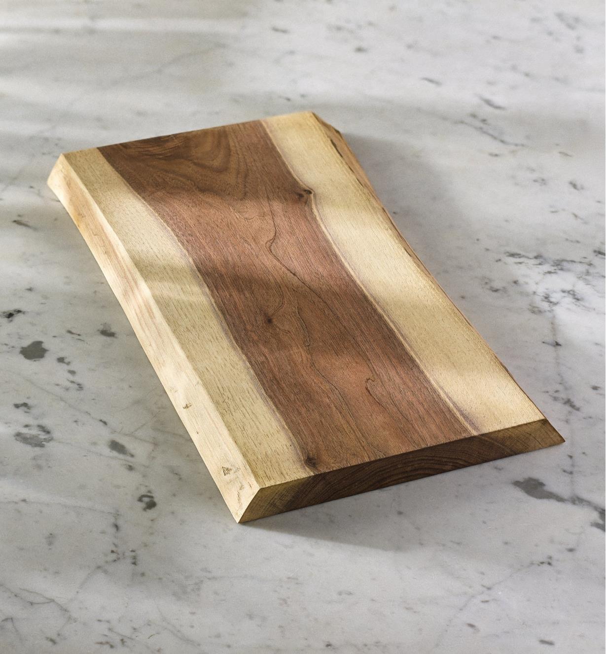 An example of the completed charcuterie board on a countertop