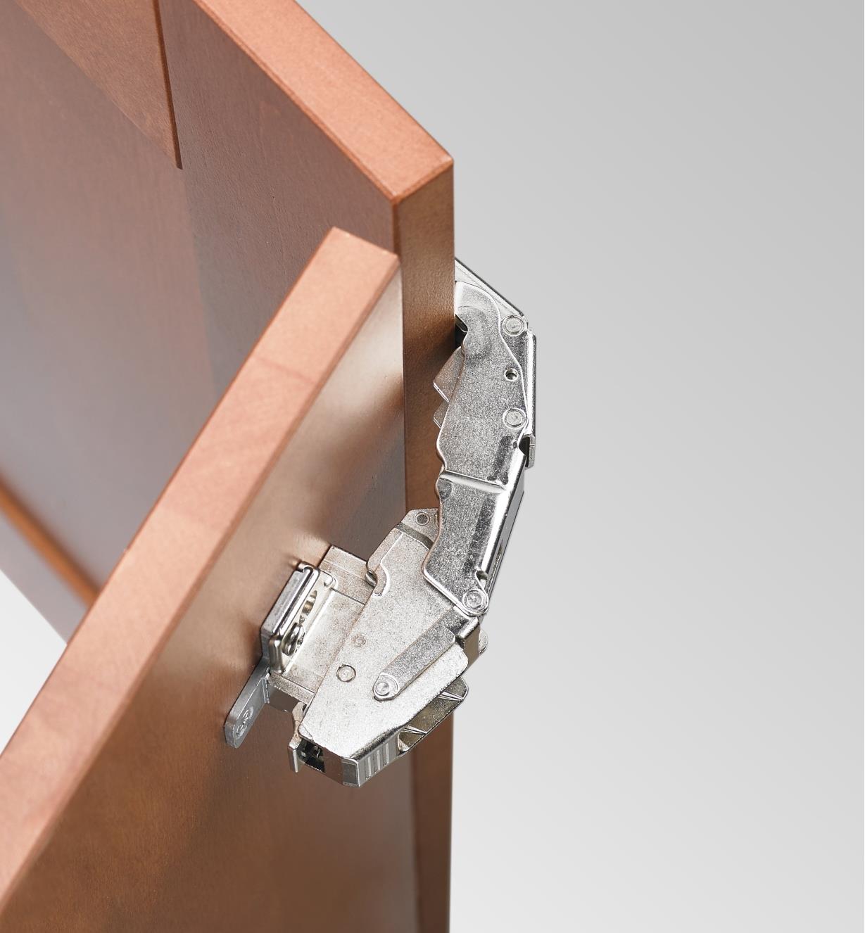 Charnière 155° Clip Top avec amortisseur intégré posée sur une porte encastrée entièrement ouverte
