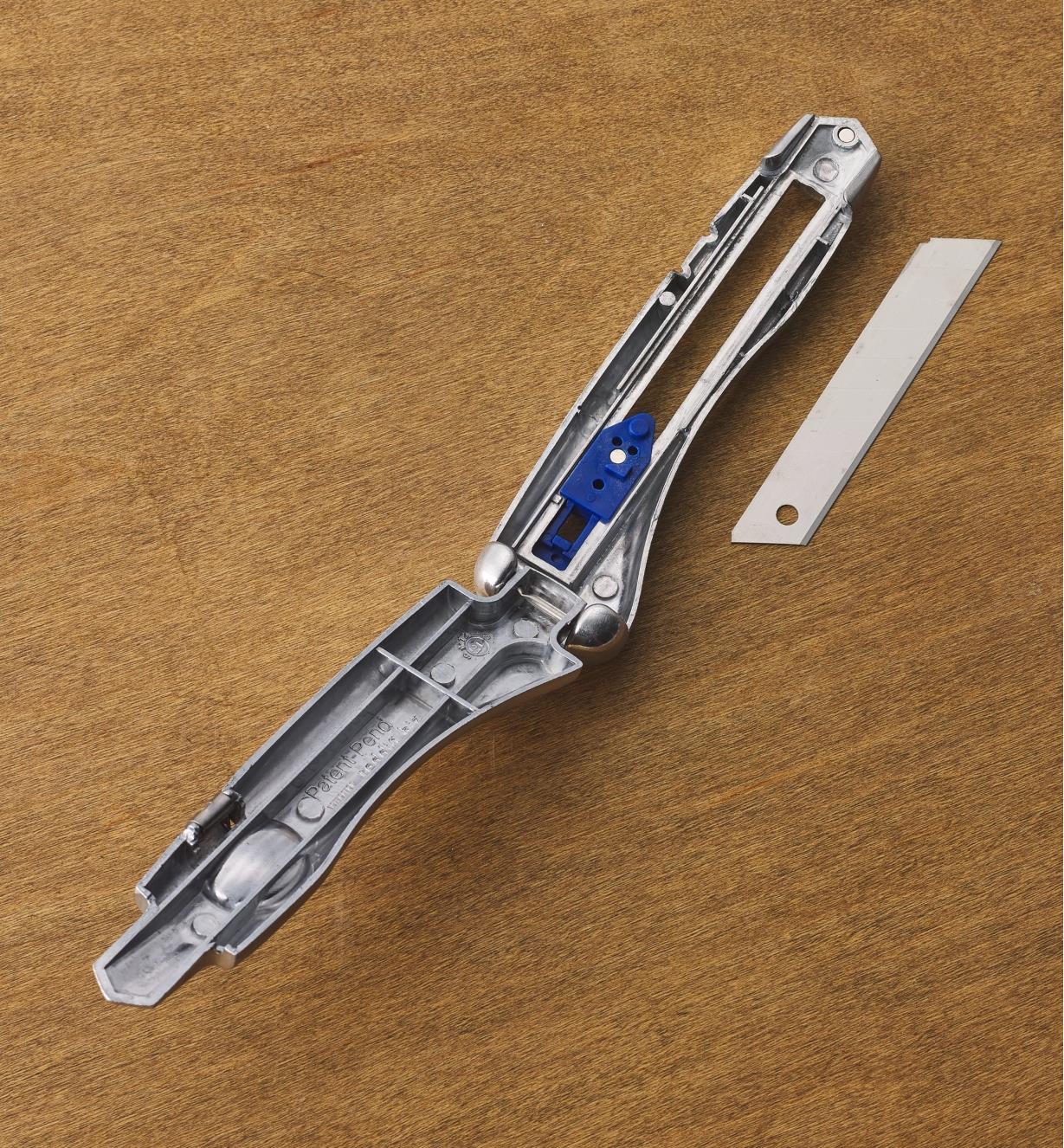 Couteau à lame sécable Delphin 2004 avec étui - Lee Valley Tools