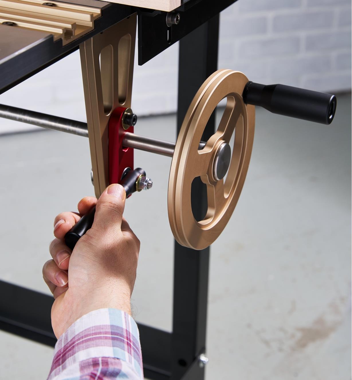 Turning the lever lock on the handwheel