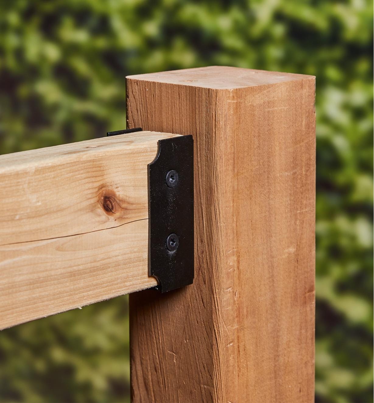 Deux pièces de bois jointes par un connecteur pour traverses
