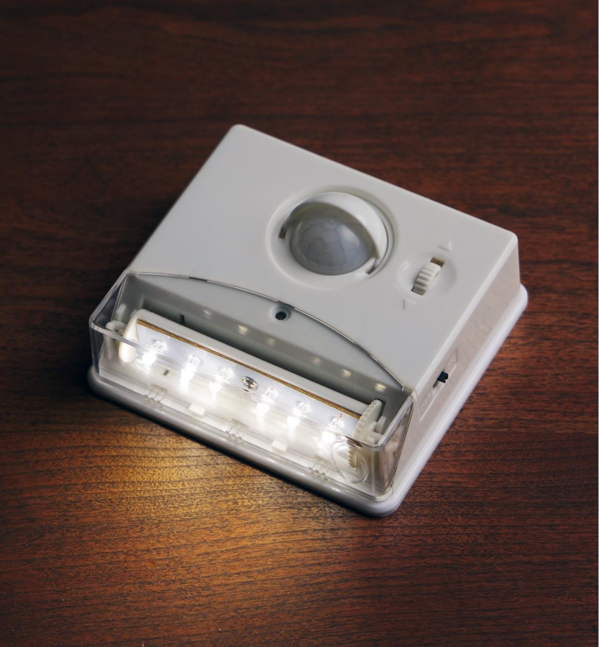 09A0602 - Lampe à détecteur infrarouge passif réglable