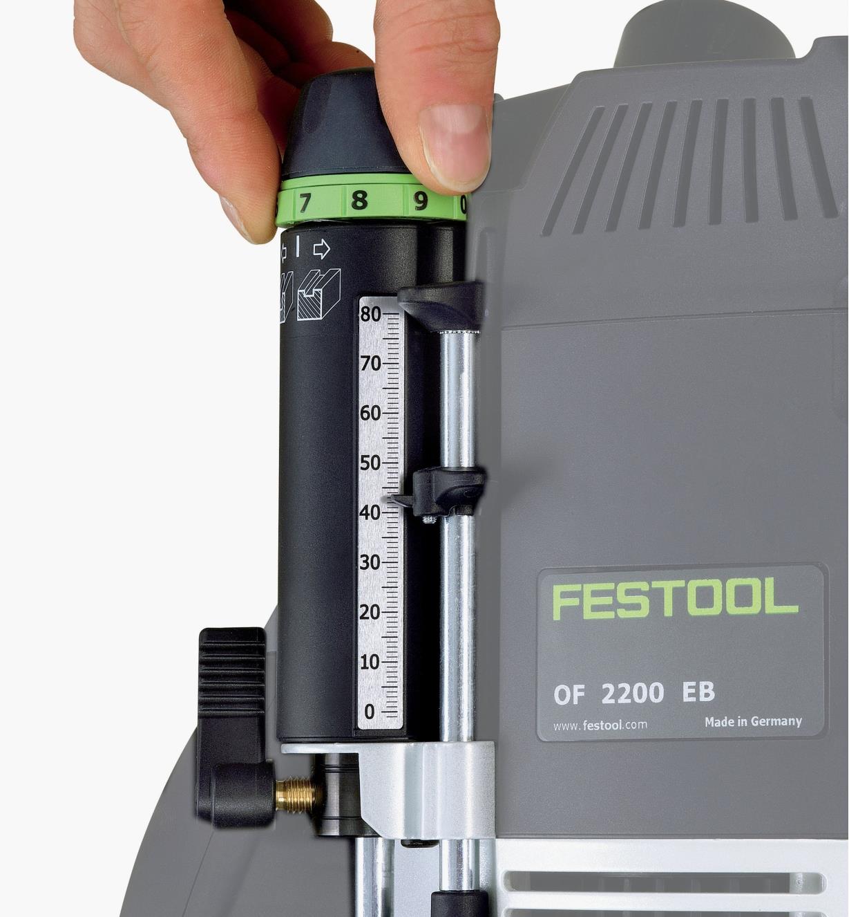 Personne ajustant le dispositif de réglage micrométrique d'une toupie Festool OF 2200 EB-F-Plus