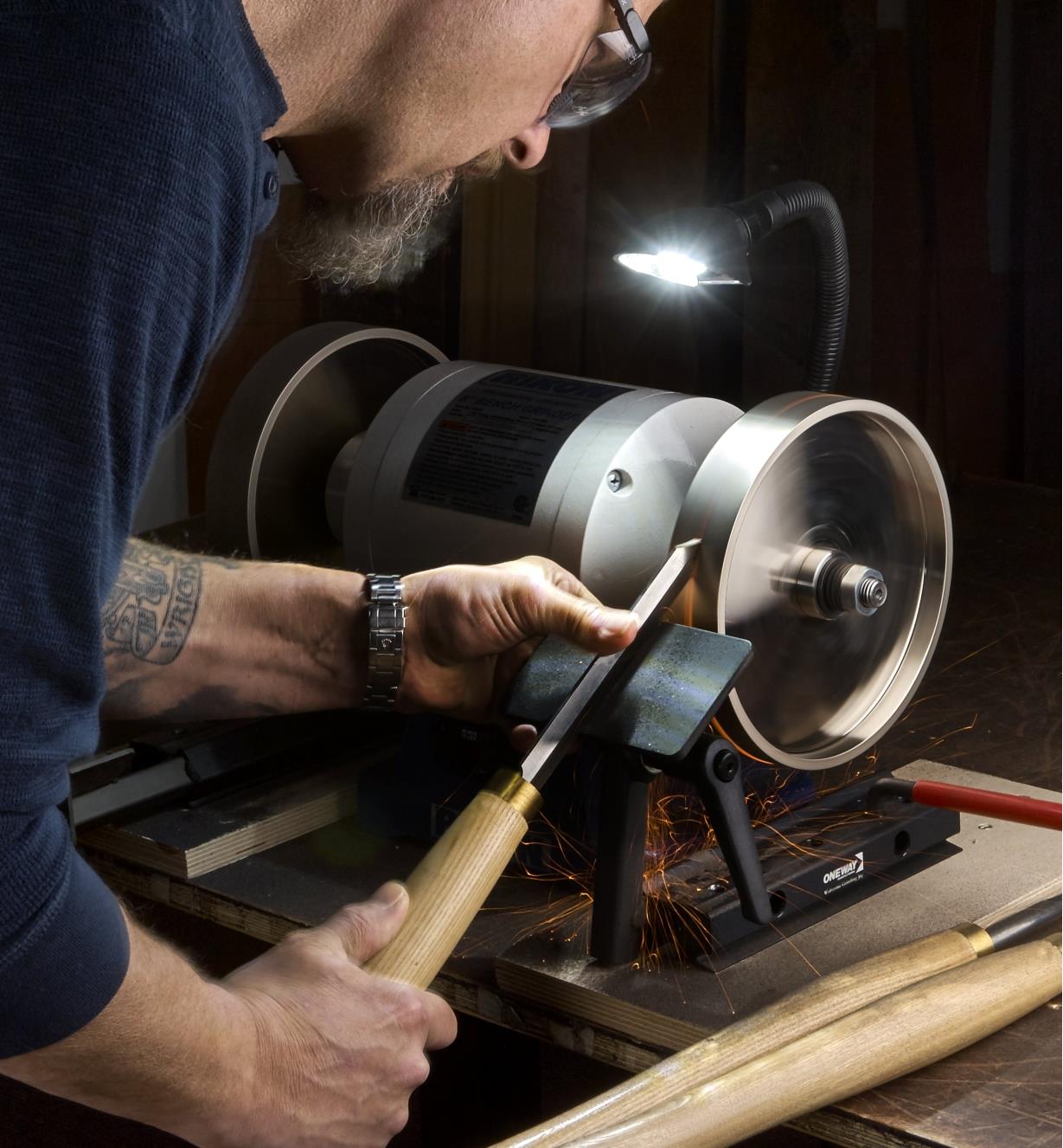 Using a CBN wheel on a low-speed grinder to sharpen a turning tool