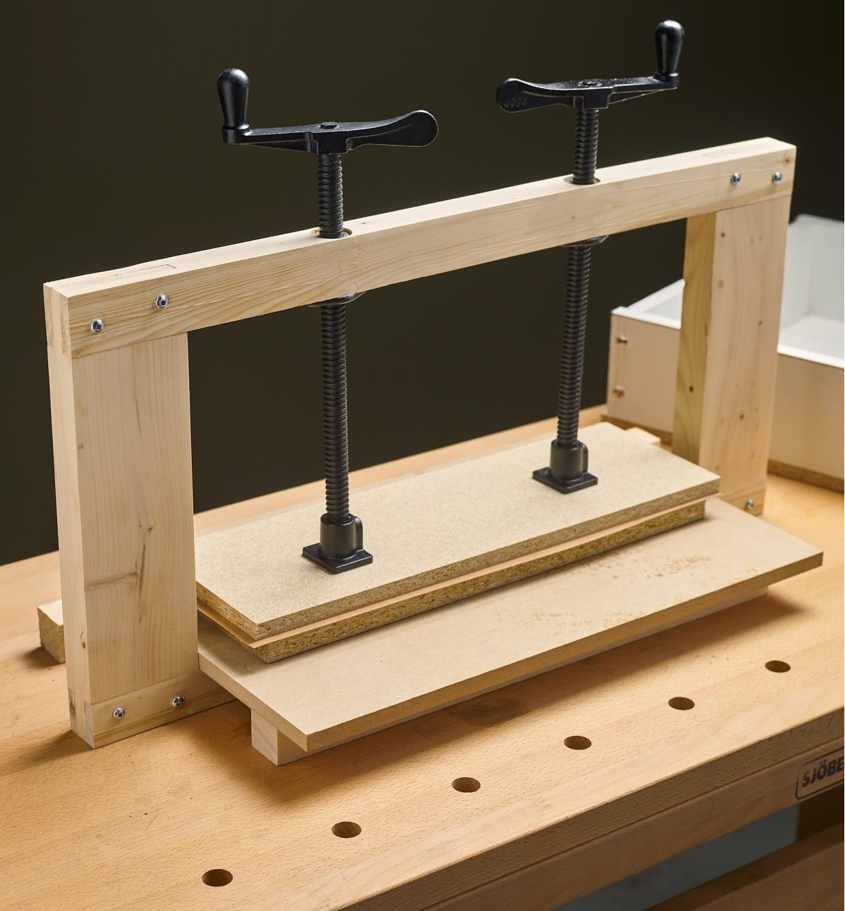 A veneer press with two press screws