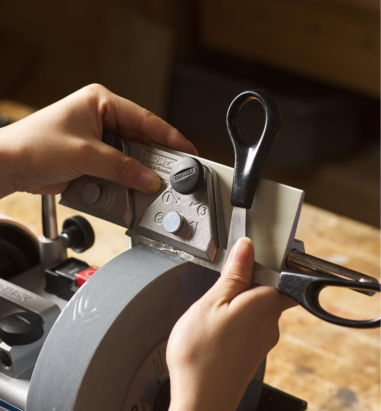 Sharpening a pair of scissors using the Tormek Scissors Jig