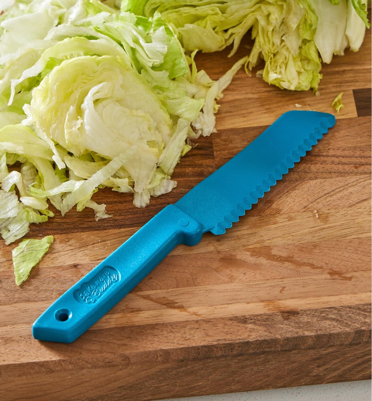 The bakeware buddy knife resting on a cutting board