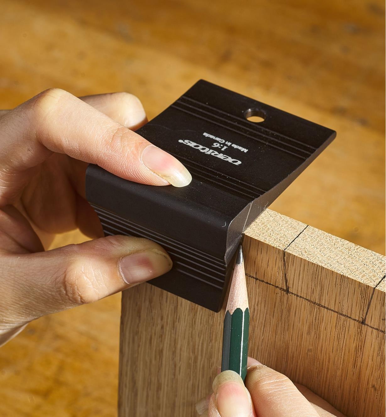 Marking a dovetail joint using a Veritas 1:6 dovetail saddle marker