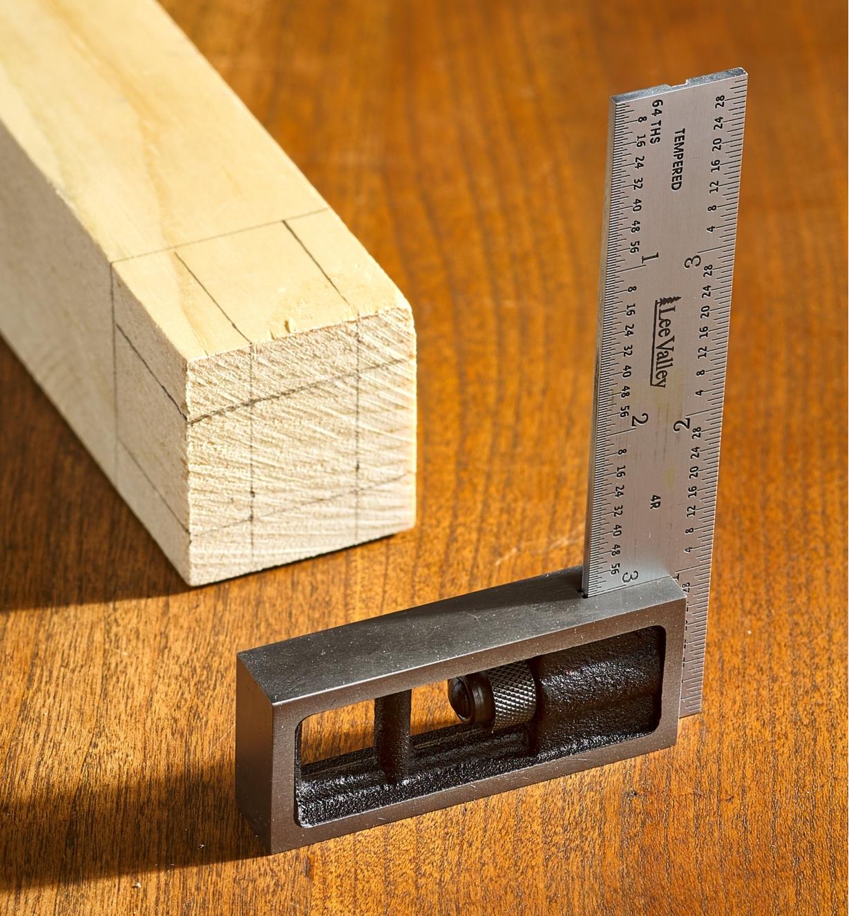 Tracés réalisés sur une pièce de bois à l'aide d'une équerre avec une lame de 4 po