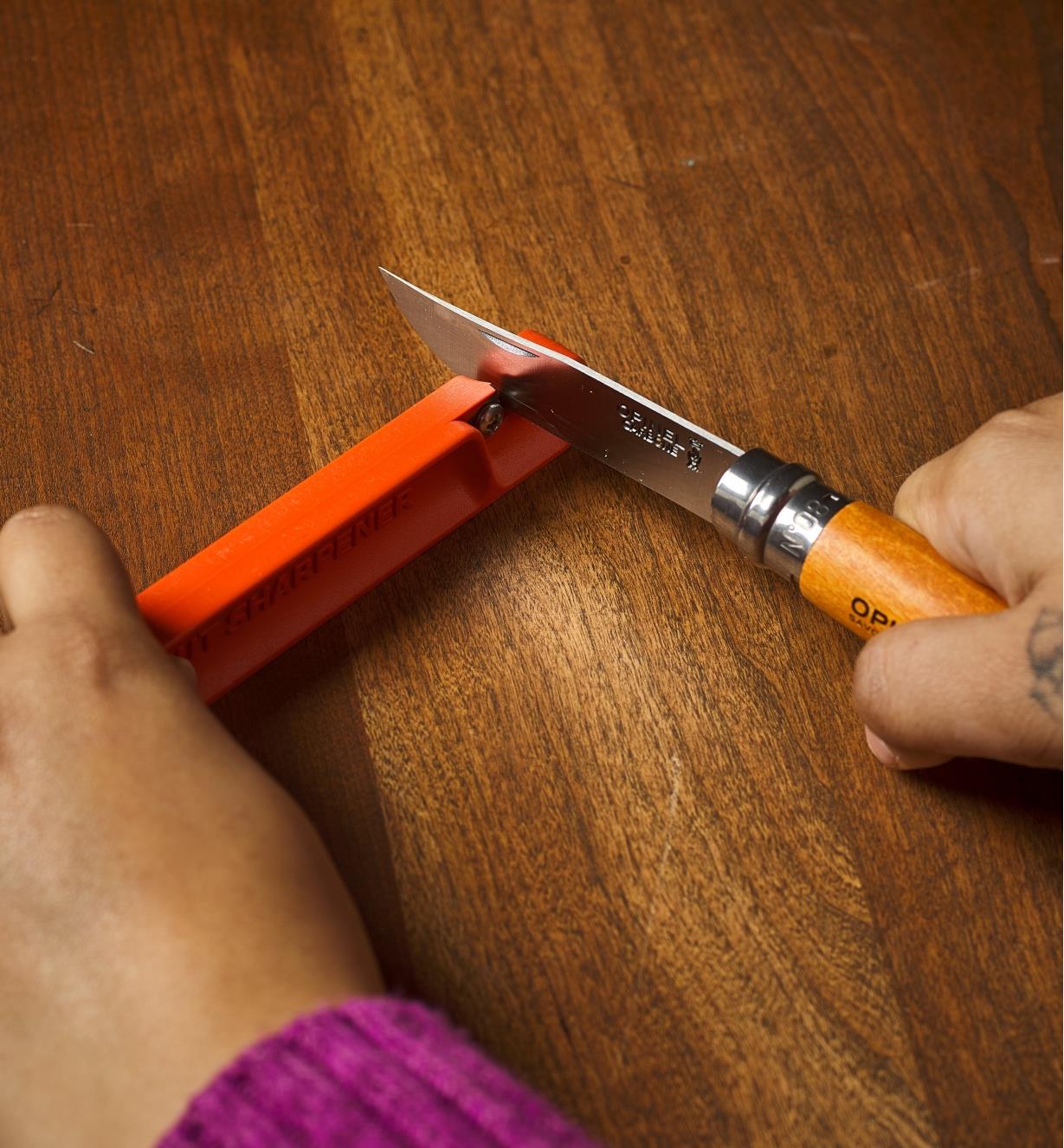 Sharpening a knife blade using the knife sharpener