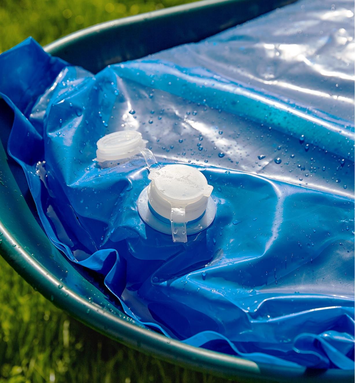 Illustrating the sealing cap on the 80 litre water bag