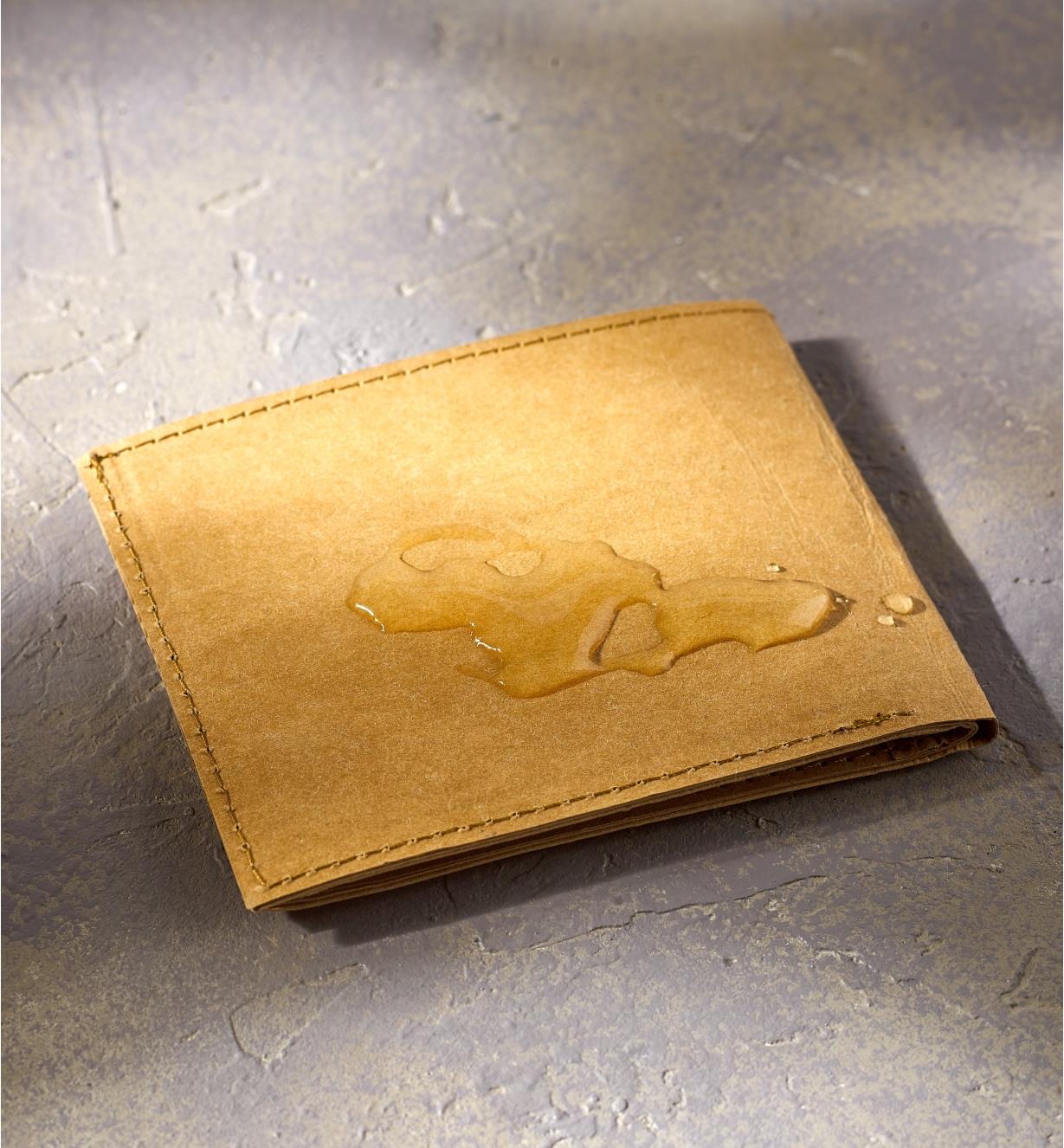 Portefeuille Tree Leather ne laissant pas l’eau pénétrer sa couverture et déposé sur une table