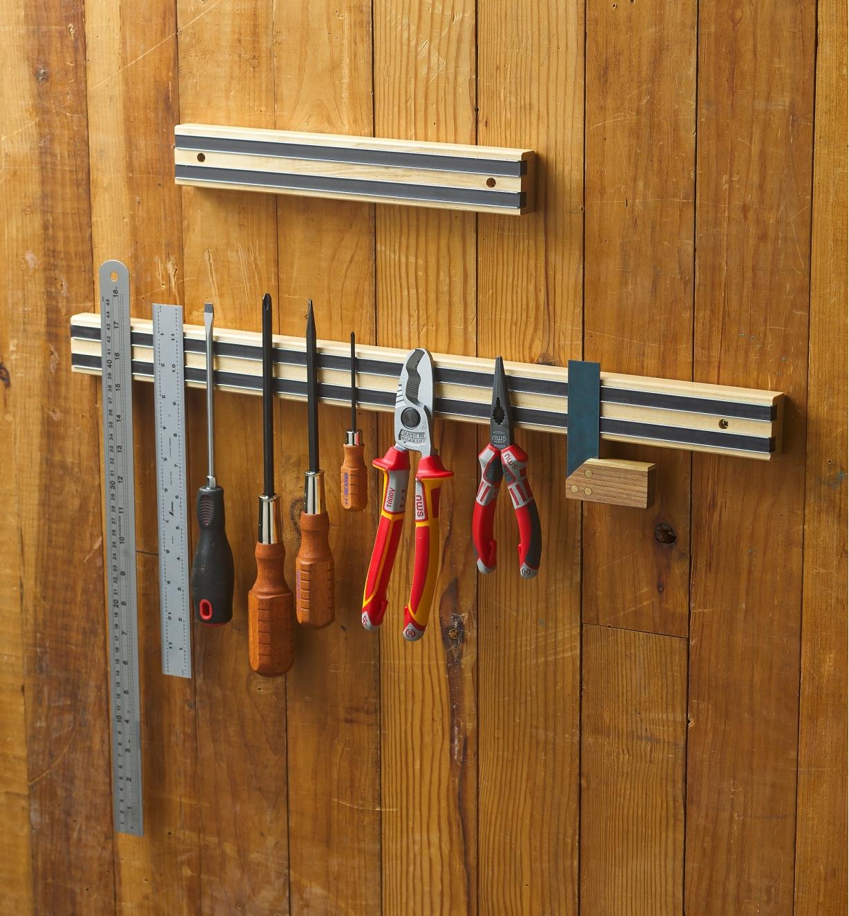 Outils rangés sur une barre magnétique pour cuisine et atelier fixée au mur