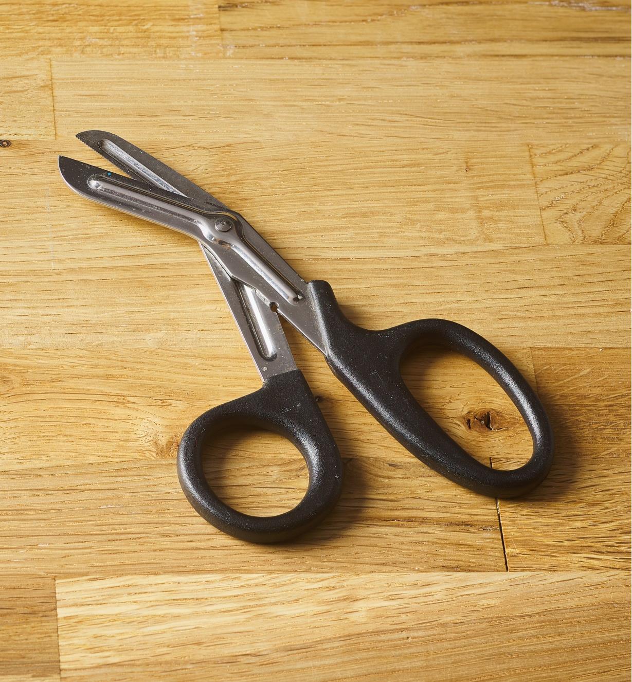 Clamshell Scissors - Lee Valley Tools