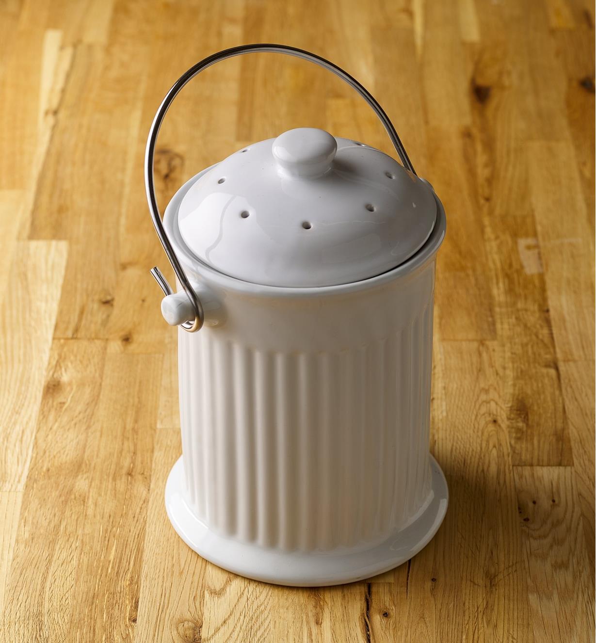 XG144 - Porcelain Compost Pail