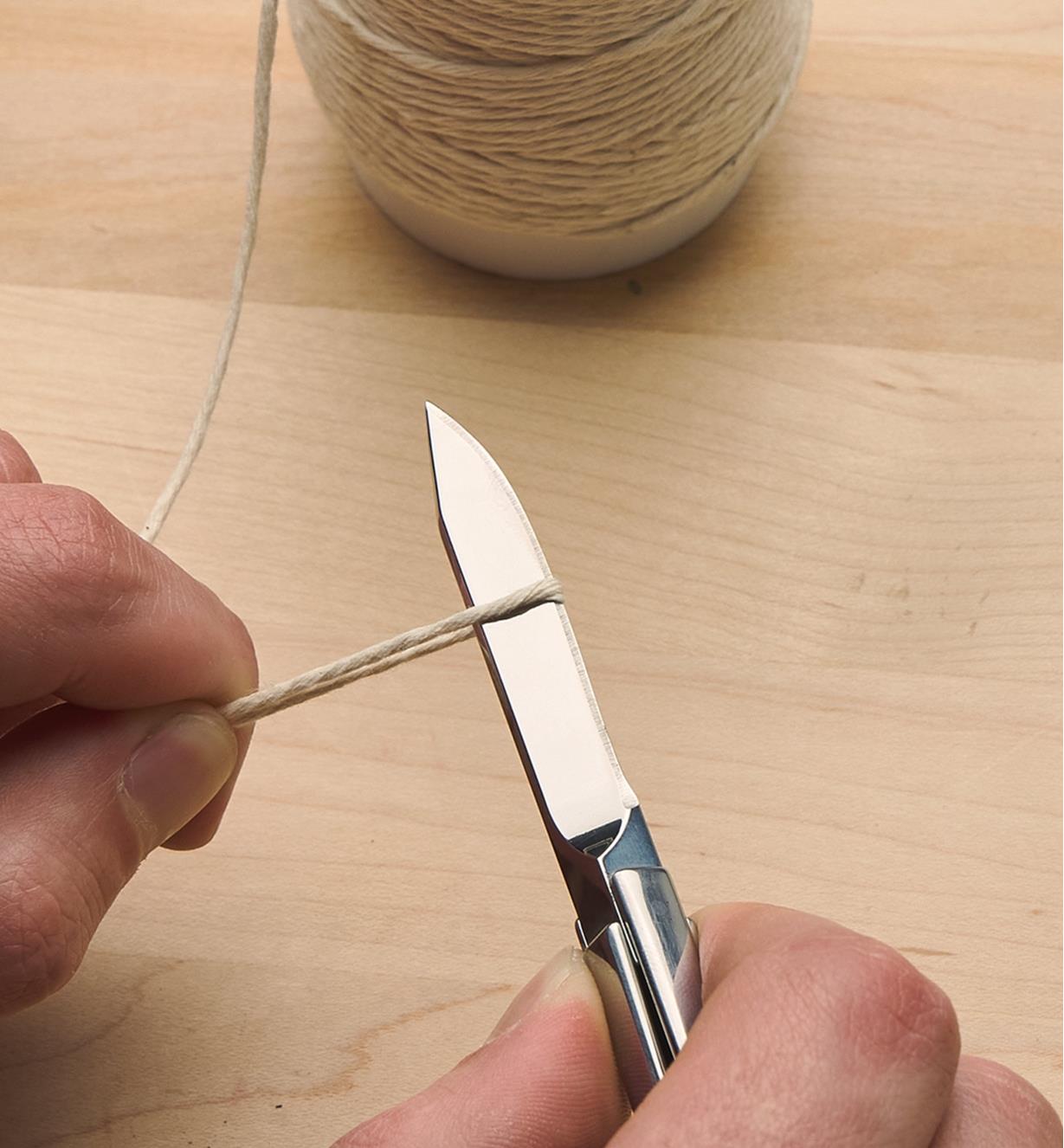 Cutting twine with a Cube Knife