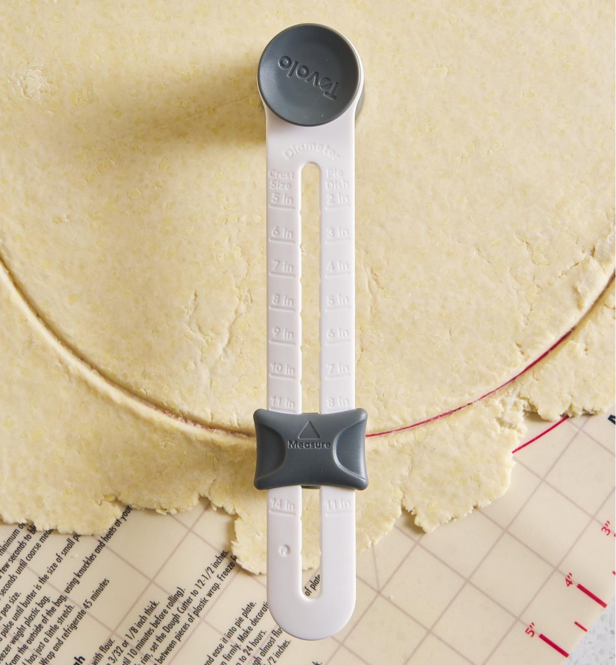 Cutting a circle of dough with a pastry cutter