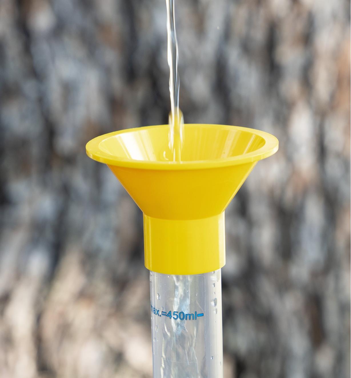 Solution herbicide en train d'être versée dans le cylindre d'un désherbeur Weedstick