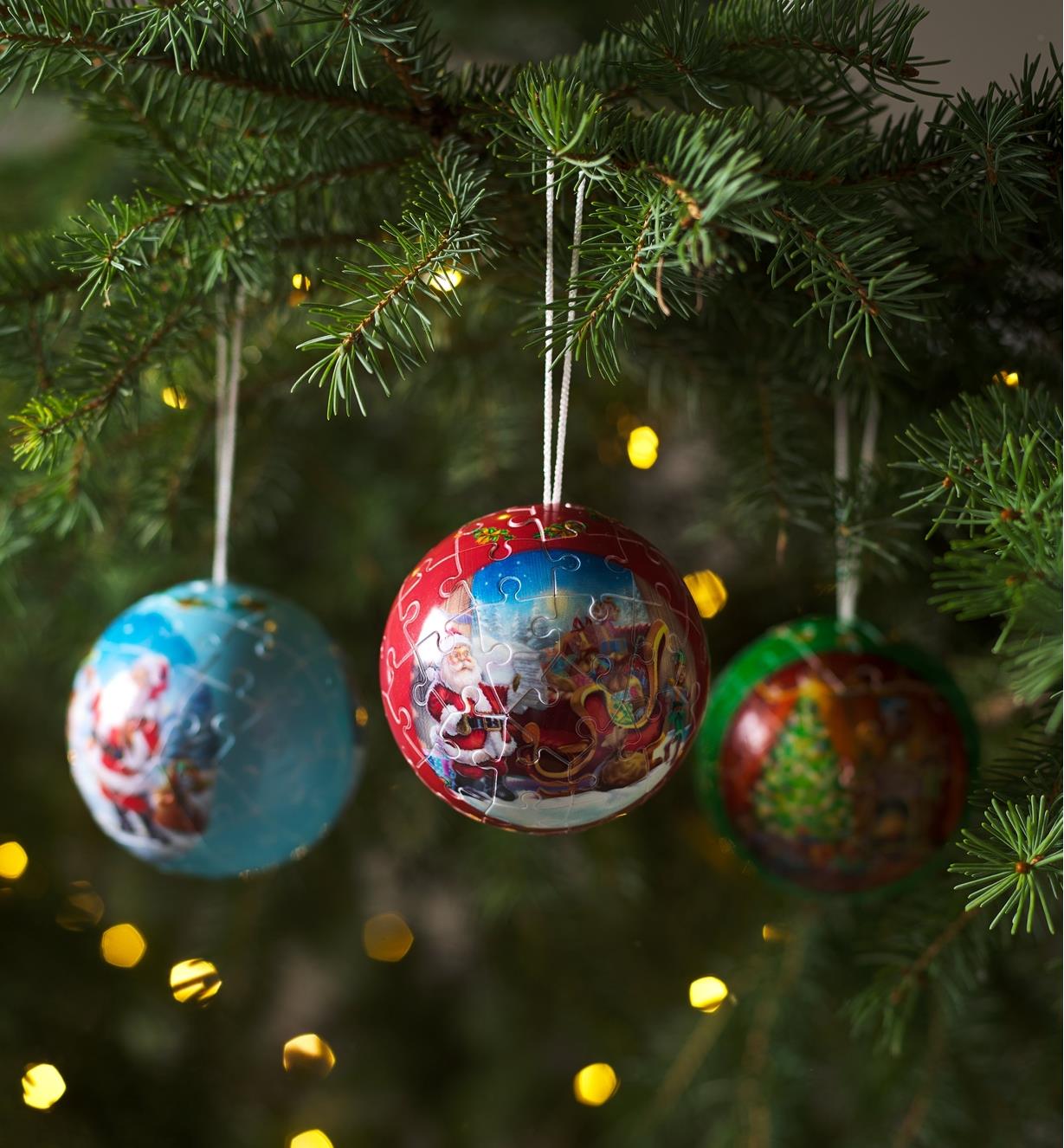 Trois boules de Noël 3D suspendues dans un sapin