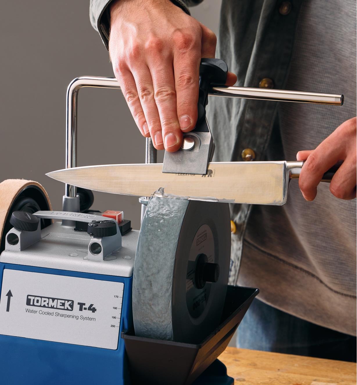 Sharpening a kitchen knife using a Tormek T-4 sharpening machine and a centering knife jig